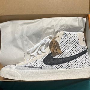 Nike. Blazer mid 77’ vintage. White/black brand new never worn